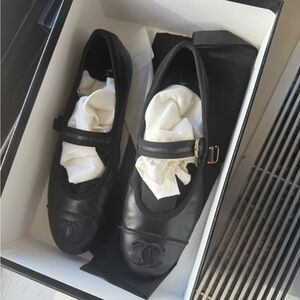 CHANEL
Mary Janes leather ballet flats